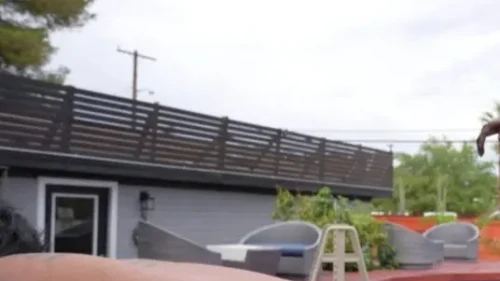 Tätowierte kurvige Schlampe schluckt riesige BBCs in wilder Orgie am Pool: Ansehen auf EroticOnly.DE